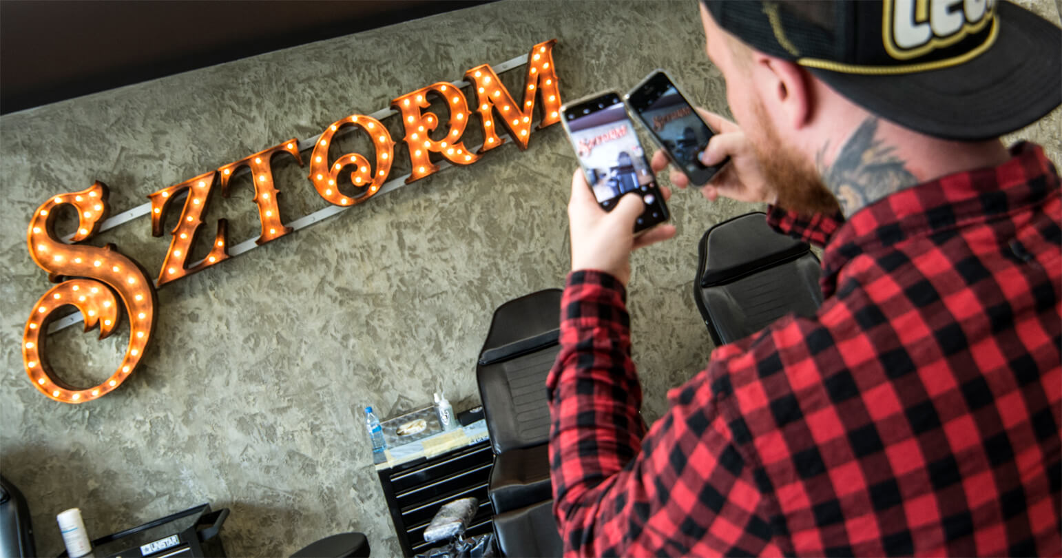 STORM - letras con bombillas en un marco colocado sobre hormigón